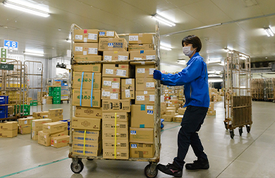 冷蔵倉庫で生鮮食品を荷受